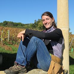 Caroline BOUVIER Aux petits soins pour nos tonneaux et nos vignes