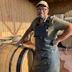 Maxime LEVIF Amoureux et expert des vins vivants, tractoriste et couteau Suisse pour le domaine ;-)