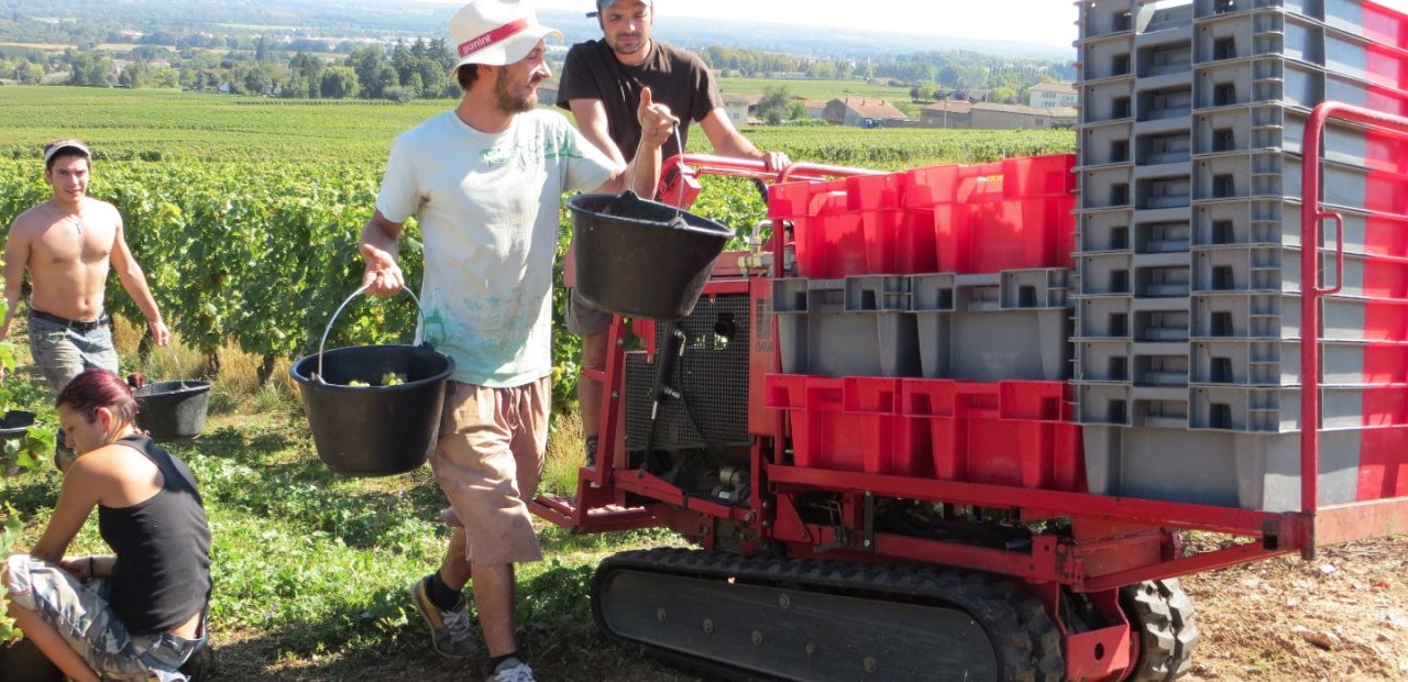JGui aux manettes du chenillard pour porter les caisses